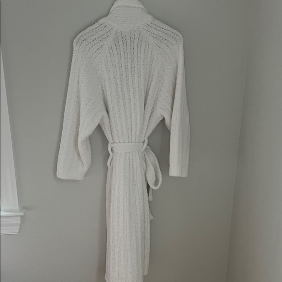 Pottery Barn White Cozy Ribbed Robe Quiet Luxury Spa Resort Size: 44 in x 25 in - Picture 4 of 13
